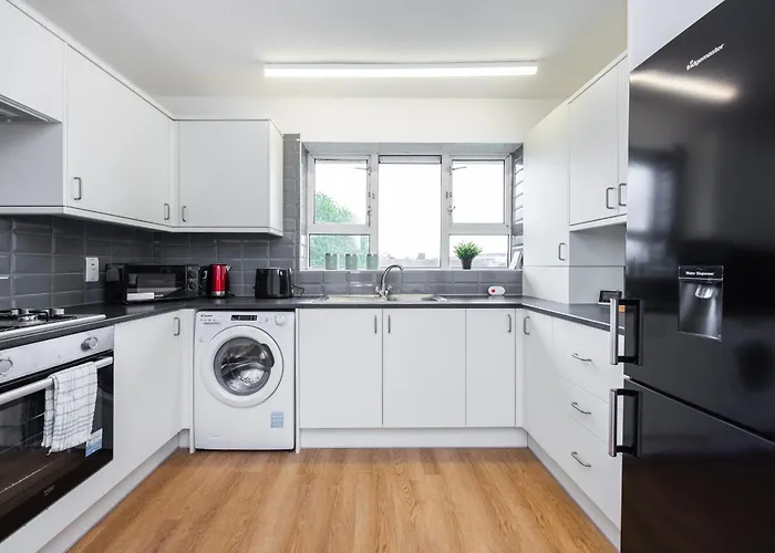 Excel O2 Stunning Large 3 Bedroom Apartment With Balcony